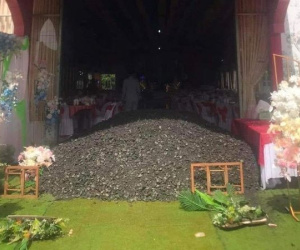 Sự thật bức ảnh đổ đá dăm chặn cổng cưới ở Đắk Nông