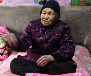 Cháu gái thắc mắc 'Bà ngoại nuôi con lớn, sao bố bắt con hiếu thảo với bà nội?' bà nội đáp 1 câu con dâu ớn lạnh