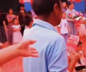 Cô dâu giấu gia đình lấy chồng, bố đẻ xuất hiện tại hôn lễ khiến ai nấy bật khóc