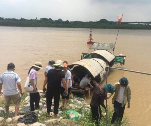 Hà Nội: 4 nam sinh ra sông Đuống tắm, 2 em mất tích