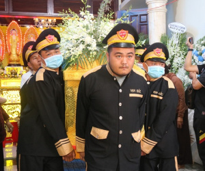 Xúc động cảnh tượng hàng trăm người tiễn đưa HLV Dương Minh Ninh
