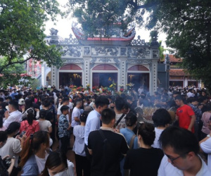 Phủ Tây Hồ đông nghẹt trong ngày đầu tiên của tháng 'cô hồn'