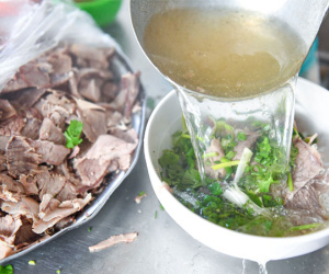 Quán phở gần 30 năm ở Hà Nội bán giá siêu rẻ, khách gọi 15.000 đồng vẫn vui vẻ phục vụ