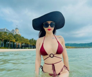 Nữ ca sĩ 17 năm làm mẹ đơn thân, body bốc lửa như gái đôi mươi