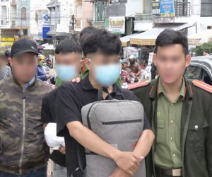 2 thanh niên chạy xe máy quanh Đà Lạt để gài tờ quảng cáo 'dịch vụ mát mẻ' lên các xe ô tô