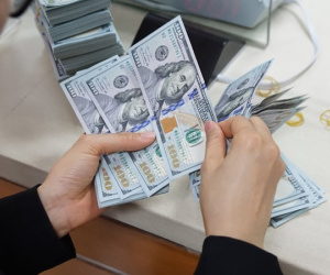 Vì sao tỉ giá USD/VNĐ dậy sóng, vượt mốc 24.000 đồng?