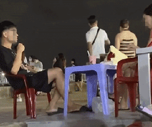 Đôi trẻ hẹn hò không cần nói với nhau lời nào nhưng ai nấy cũng hạnh phúc theo