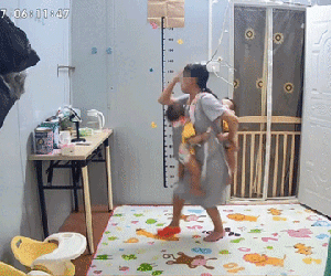 Mẹ trẻ địu 2 con sinh đôi nhảy nhót trong phòng: Ai làm mẹ rồi mới hiểu!