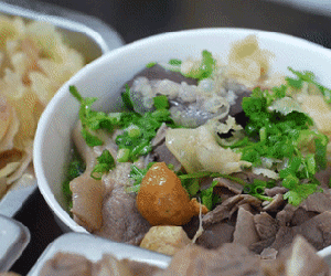 Lạ miệng món bún bò Huế tóp mỡ ở Hà Nội, bán vèo 3.500 bát mỗi ngày