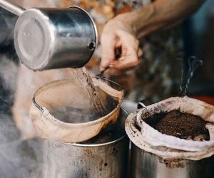 Có gì trong quán cafe vợt 73 năm nổi tiếng nhất Sài Gòn, khách tới xếp hàng đông nghịt mỗi sáng?