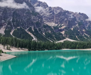 Lago di Braies, hồ nước xanh biếc ở miền Bắc nước Ý