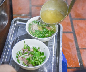 Phở bưng Hàng Trống trong như nước suối, khách lách hẻm hẹp, 'gù lưng mỏi gối' chờ ăn