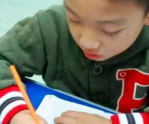 Học sinh tiểu học viết đôi lời gửi bố, cô giáo chủ nhiệm đọc mà rơm rớm nước mắt, bố vô cùng xấu hổ