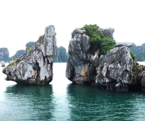 Biểu tượng hòn Trống Mái ở vịnh Hạ Long trước nguy cơ đổ sập