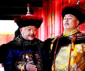 Càn Long viết một chữ, văn võ bá quan nức nở khen, chỉ mình Hòa Thân mặt mày tái mét