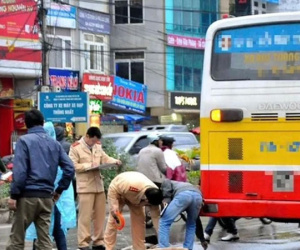 Hà Nội: Cụ bà ngã tử vong khi bước xuống từ xe bus
