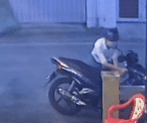 Clip: Vào cửa hàng lấy đồ, nam shipper bị trộm bẻ khóa cuỗm xe