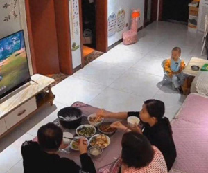 Tưởng vợ không nấu cơm cho mẹ chồng ăn, chồng lắp camera kín, bật khóc khi biết sự thật