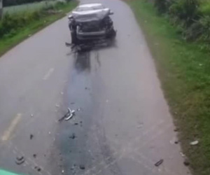 Clip: Chạy như tự sát, ô tô bị tông nát đầu và cái kết bất ngờ