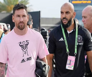 Người đàn ông lực lưỡng đi bên Messi, chiếm trọn spotlight là ai?