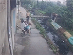 Tay lái yếu, hai cô gái trả giá đắt vì chở khối hàng cồng kềnh