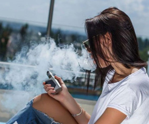 Nữ streamer 27 tuổi rối loạn tâm thần vì thuốc lá điện tử
