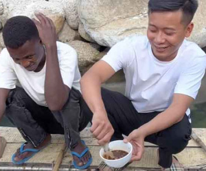 Mực nhảy Vũng Áng, đặc sản Hà Tĩnh mà Quang Linh Vlog vừa giới thiệu cho bạn thân Lindo