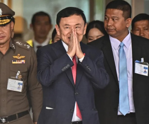Ông Thaksin bị đưa tới nhà tù sau khi trở về Thái Lan