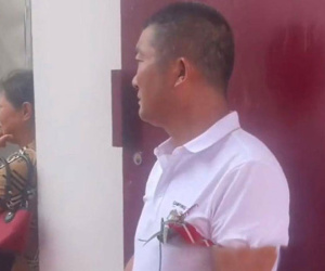 Ông bố đứng từ xa, rơi nước mắt nhìn con trai đi lấy vợ