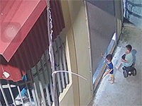 Bé trai kêu gào thảm thiết sau khi thò tay vào nan cửa cuốn