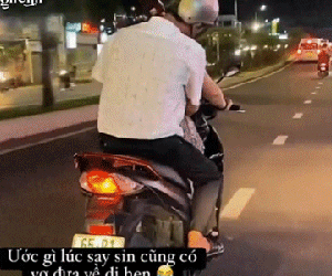 Nhậu say được vợ chở về, người chồng có hành động đáng yêu khiến dân tình thích thú