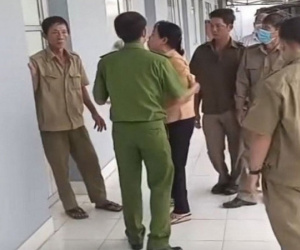 Bức xúc với lãnh đạo, nữ nhân viên y tế uống thuốc tự tử