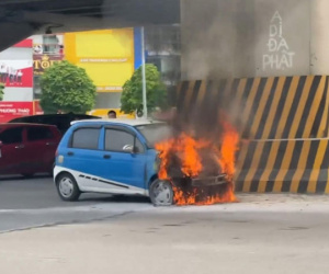 Hà Nội: Ô tô bốc cháy ngùn ngụt trên phố