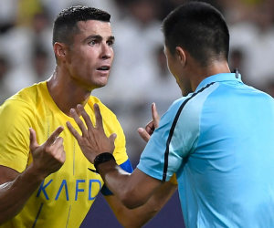 Ronaldo tái hiện tật xấu: Chửi thẳng mặt trọng tài khi bị từ chối 2 quả 11m, xô đẩy CĐV