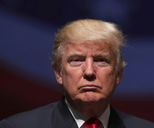 Cựu trợ lý tiết lộ ông Trump 'để tài liệu mật trên ghế salon' tại resort