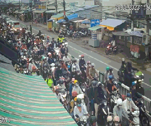 Camera ghi lại cảnh đoàn mô tô chạy ngược chiều ở phà Cát Lái