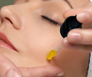Sử dụng serum vitamin C thế nào để làn da căng mịn, trắng sáng?