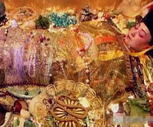 Sau khi Từ Hi băng hà, căn phòng bí mật thông với phòng ngủ được phát hiện, khung cảnh bên trong gây sửng sốt