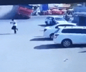 Clip: Mất lái, xe tải lật nghiêng đè trúng loạt ô tô và xe máy