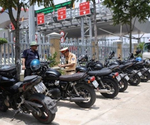 30 xe phân khối lớn 'xé gió' trên cao tốc, tông CSGT bị thương