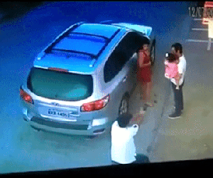 Video: Ông bố bình tĩnh ôm con gái lần cuối trước khi bị sát thủ bắn chết giữa phố