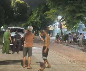 Bé trai 17 tháng tuổi chạy ra đường bị ô tô nhà hàng xóm lùi cán tử vong thương tâm