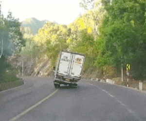 Clip: Mất lái khi ôm cua, xe tải lật nghiêng rồi đâm vào vách núi