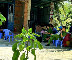 Nam thanh niên bị đâm hàng chục nhát dao