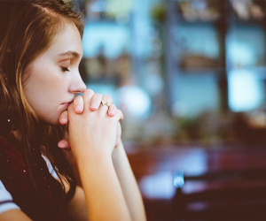 Mẹ đi viện, tôi hỏi tiền chồng, anh nói một câu muối mặt