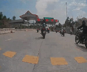 Clip mô tô phân khối lớn vượt trạm thu phí, tông CSGT trên cao tốc