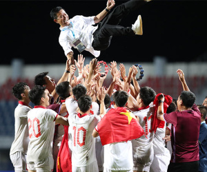 U23 Việt Nam 'công kênh' HLV Hoàng Anh Tuấn mừng vô địch U23 Đông Nam Á