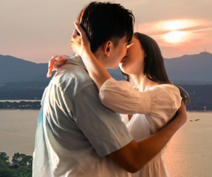 Hôn bạn gái quá mãnh liệt, chàng trai bị... thủng màng nhĩ, điếc tạm thời