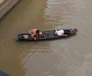 Ô tô tông sập lan can rồi lao xuống sông Đồng Nai