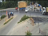 Vượt ngã tư không quan sát, xe con khiến xe tải gây tai nạn liên hoàn